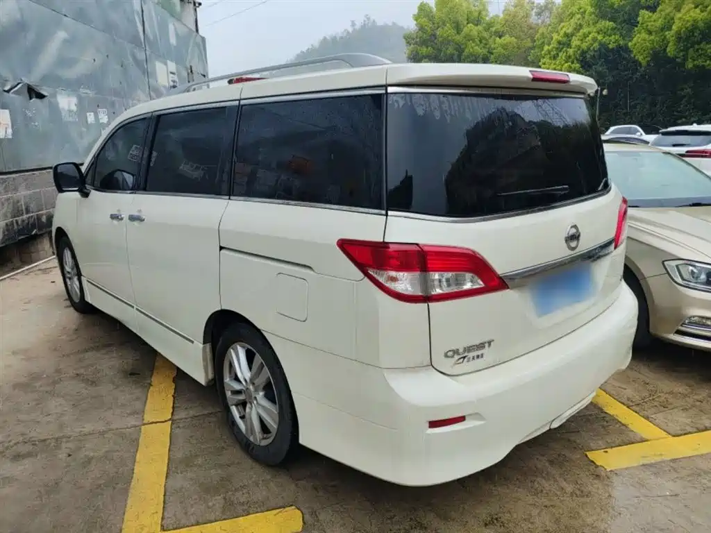 Nissan Quest 2017 — фото 23