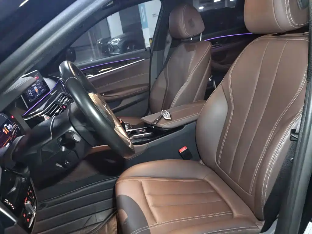 BMW 5 Series 2019 — фото 16