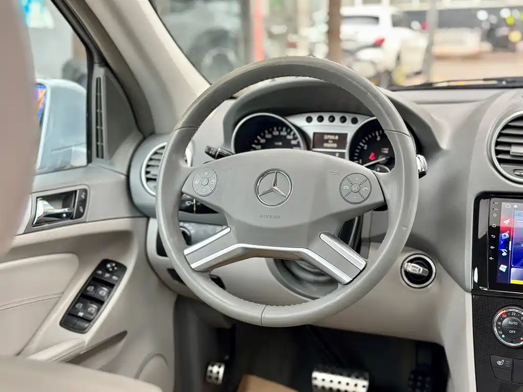 Mercedes-Benz M-Class 2011 — фото 36