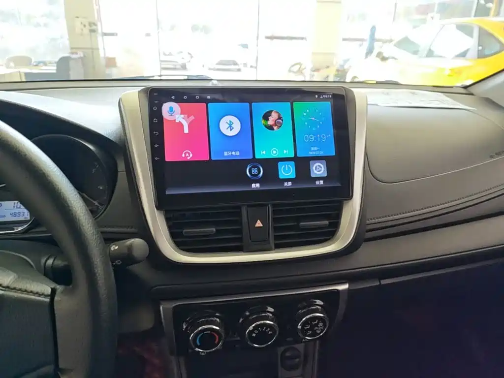 Toyota Yaris L 2017 — фото 13