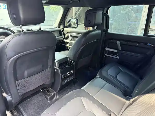 Land Rover Defender 2024