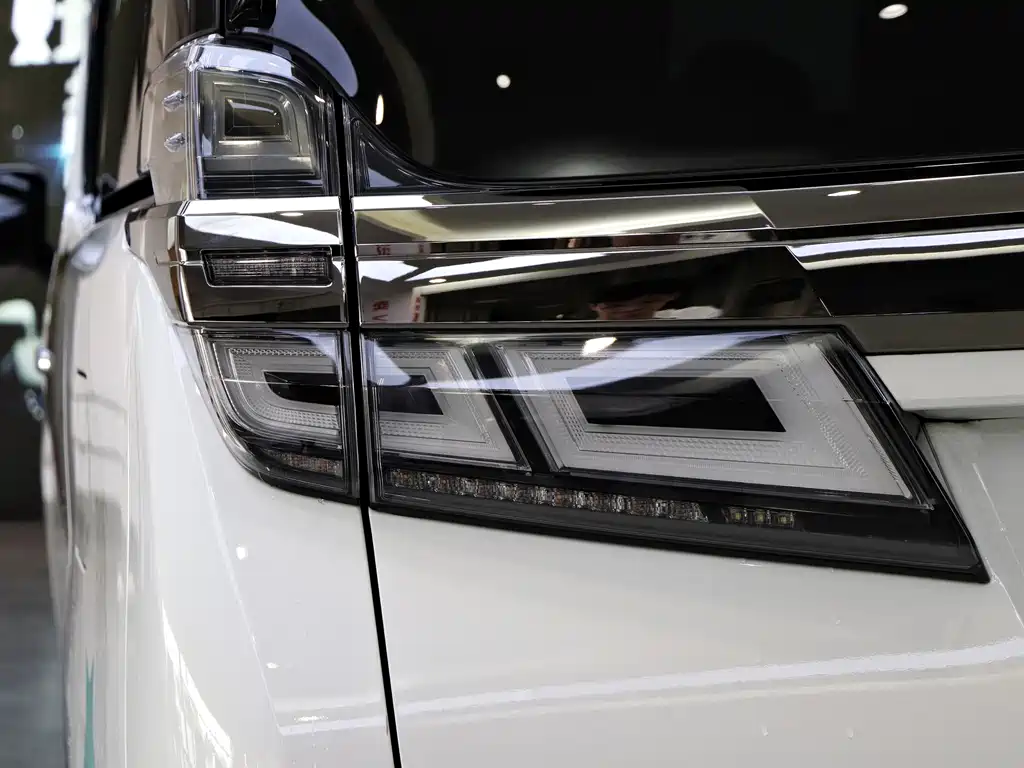 Toyota Vellfire 2022 — фото 32