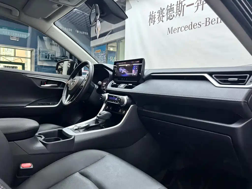 Toyota RAV4 2023 — фото 12