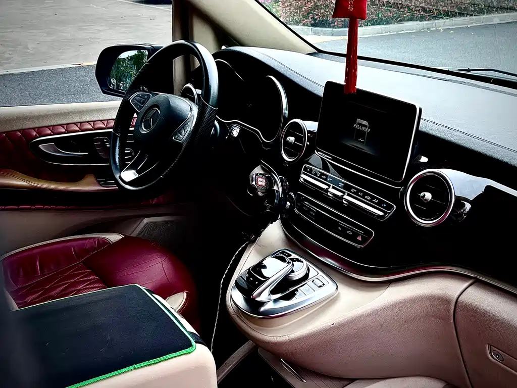 Mercedes-Benz V-Class 2018 — фото 12