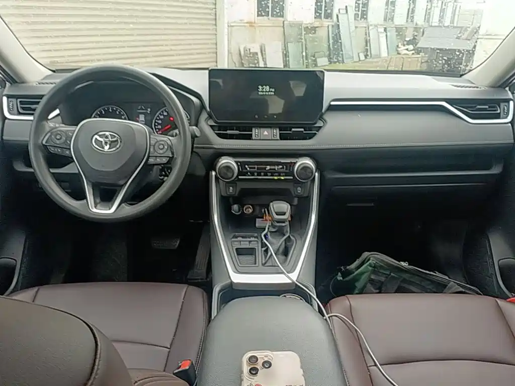 Toyota RAV4 2024 — фото 10