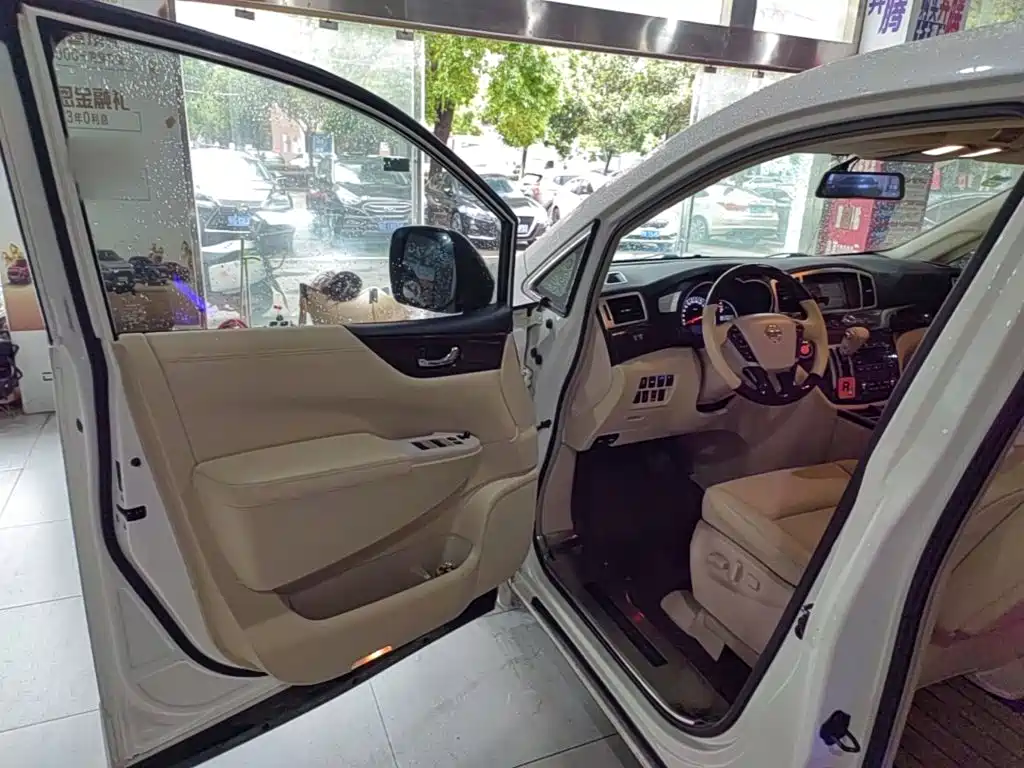 Nissan Quest 2017 — фото 16