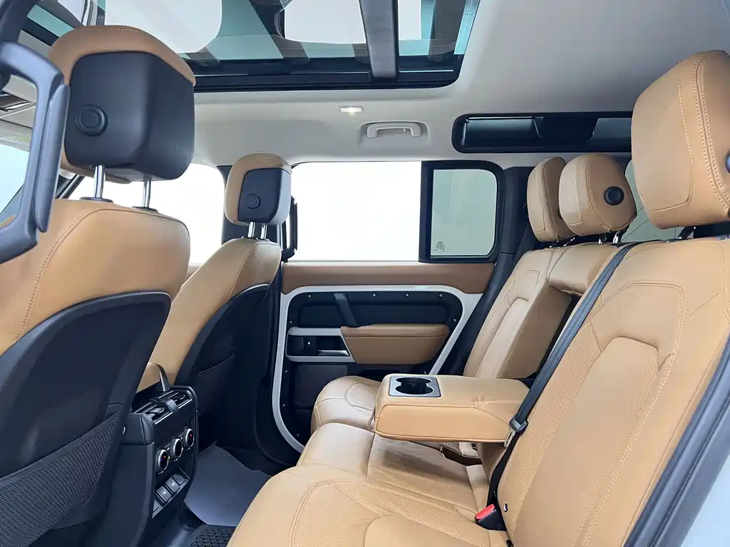 Land Rover Defender 2023 — фото 27