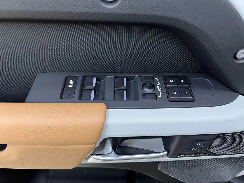 Land Rover Defender 2023 — фото 21