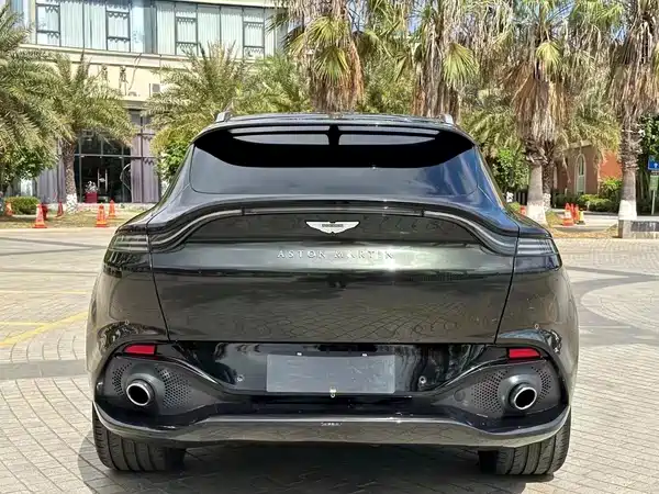 Aston Martin DBX 2022