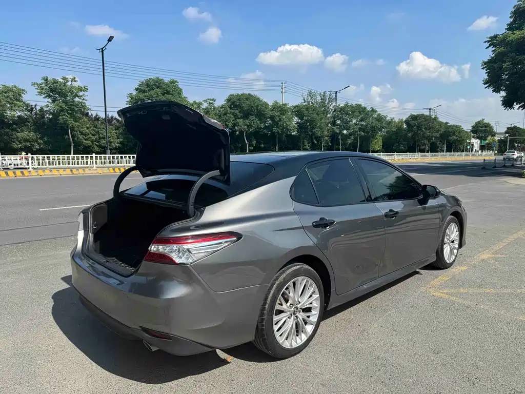Toyota Camry 2018 — фото 17