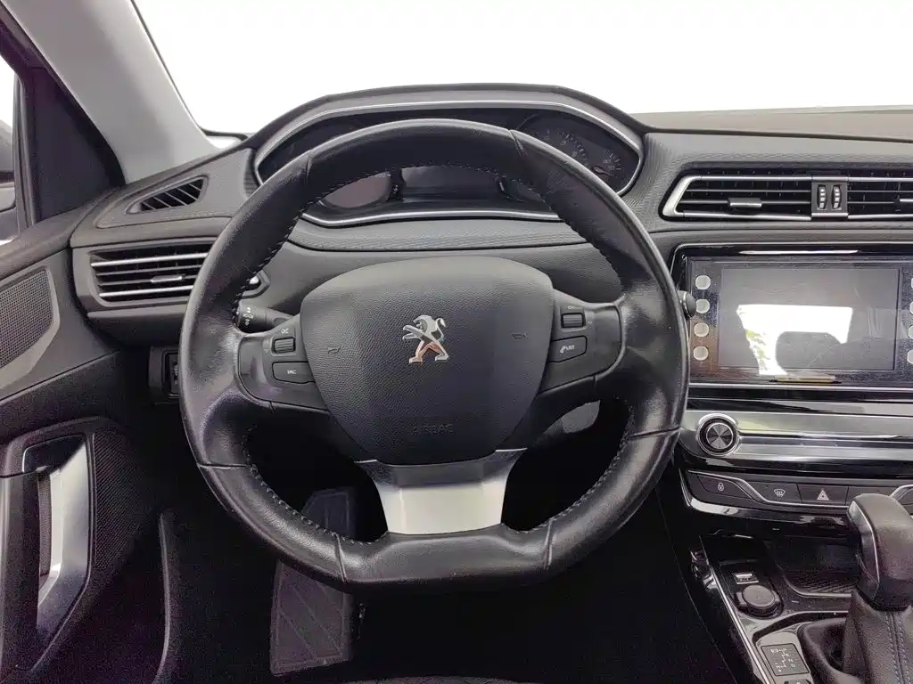Peugeot 308 2017 — фото 11