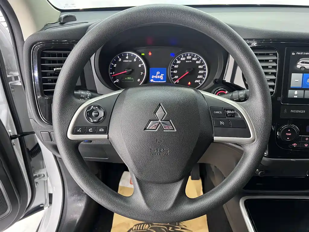 Mitsubishi Outlander 2023 — фото 12