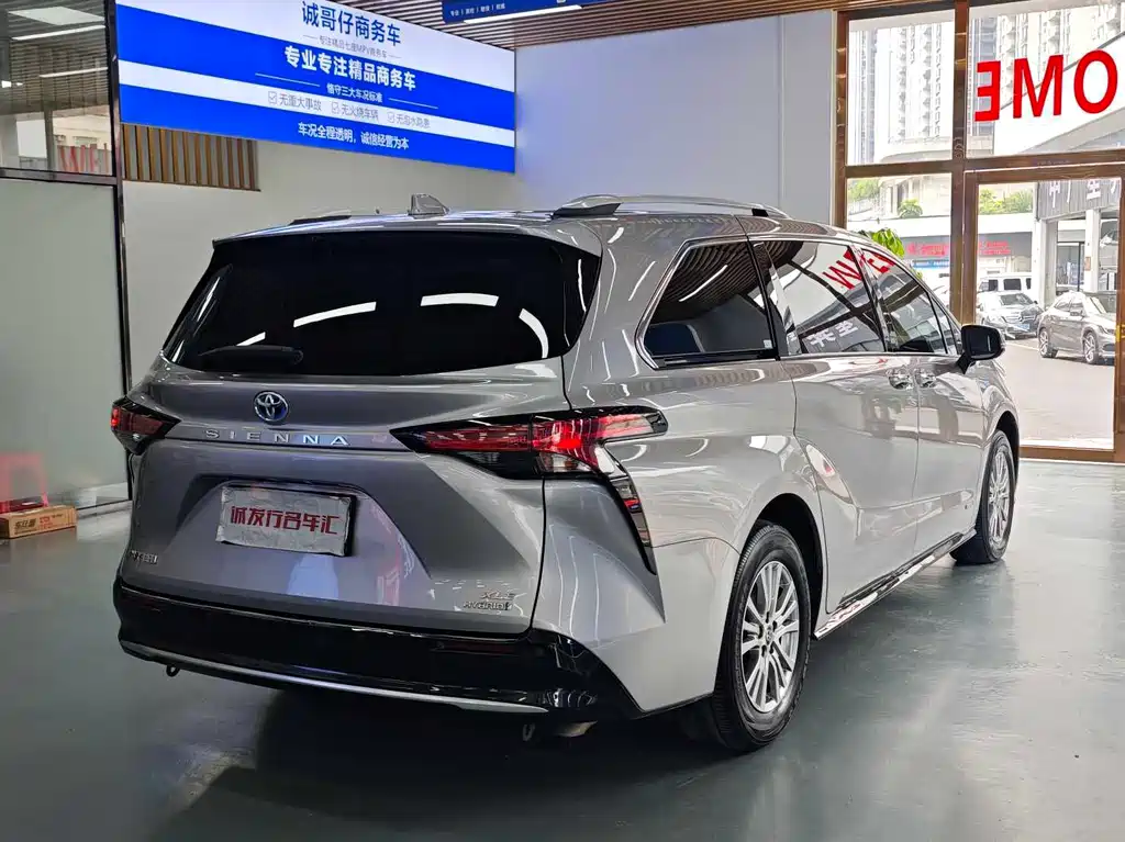 Toyota Sienna 2022 — фото 28