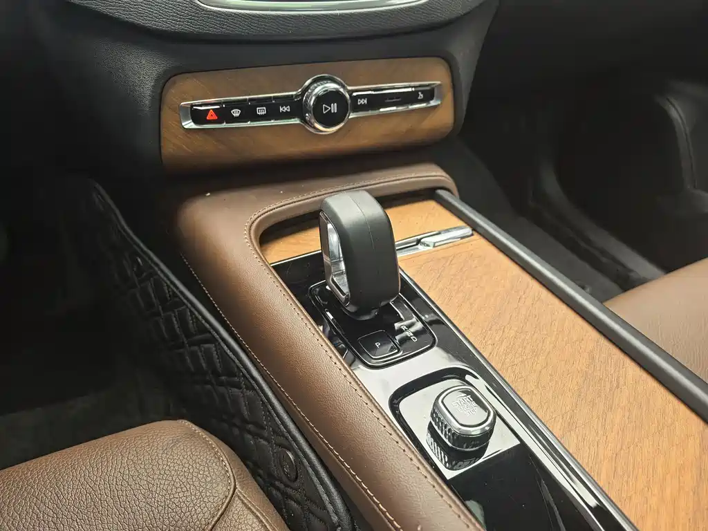 Volvo XC90 2024 — фото 11