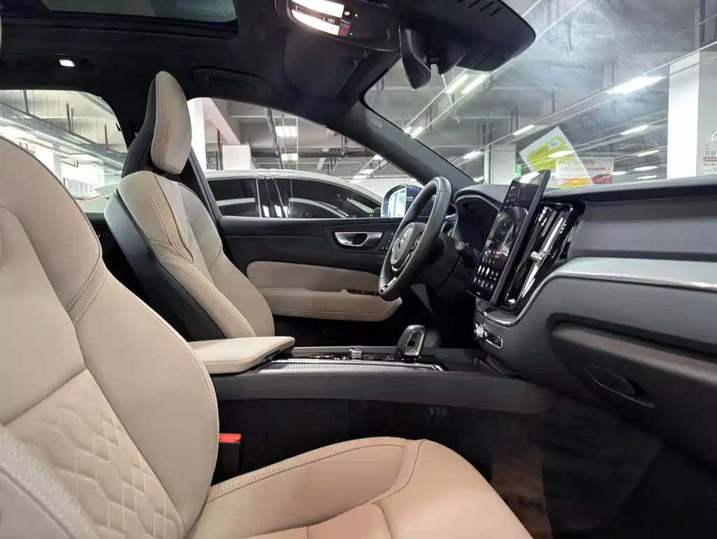 Volvo XC60 2025 — фото 13