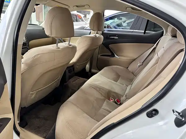 Lexus IS 2010