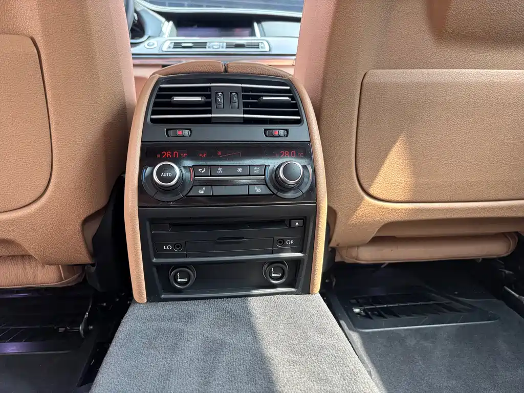 BMW 7 Series 2014 — фото 13