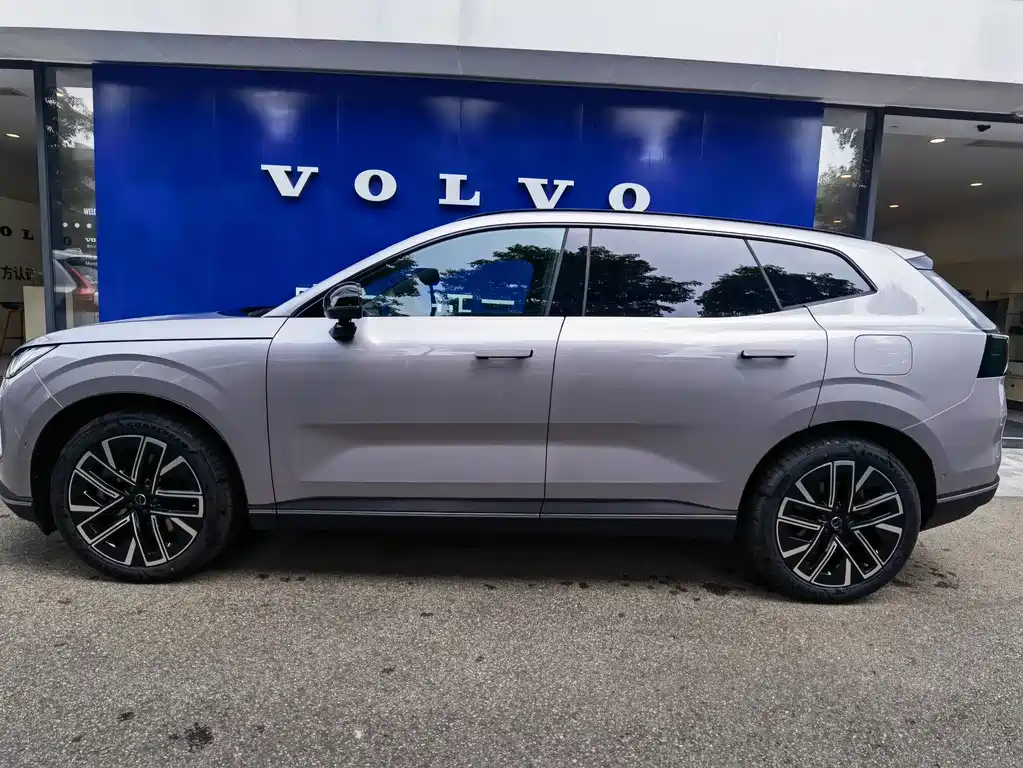Volvo XC70 Plug-In Hybrid 2025 — фото 3