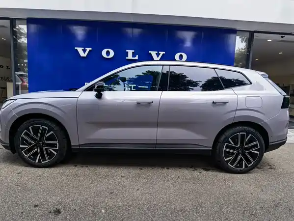 Volvo XC70 Plug-In Hybrid 2025