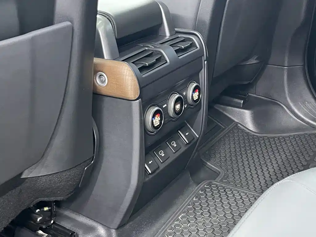Land Rover Defender 2021 — фото 15
