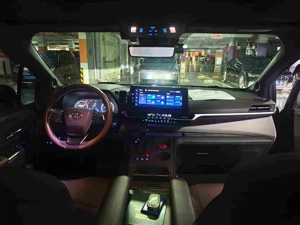 Toyota Granvia 2023 — фото 4