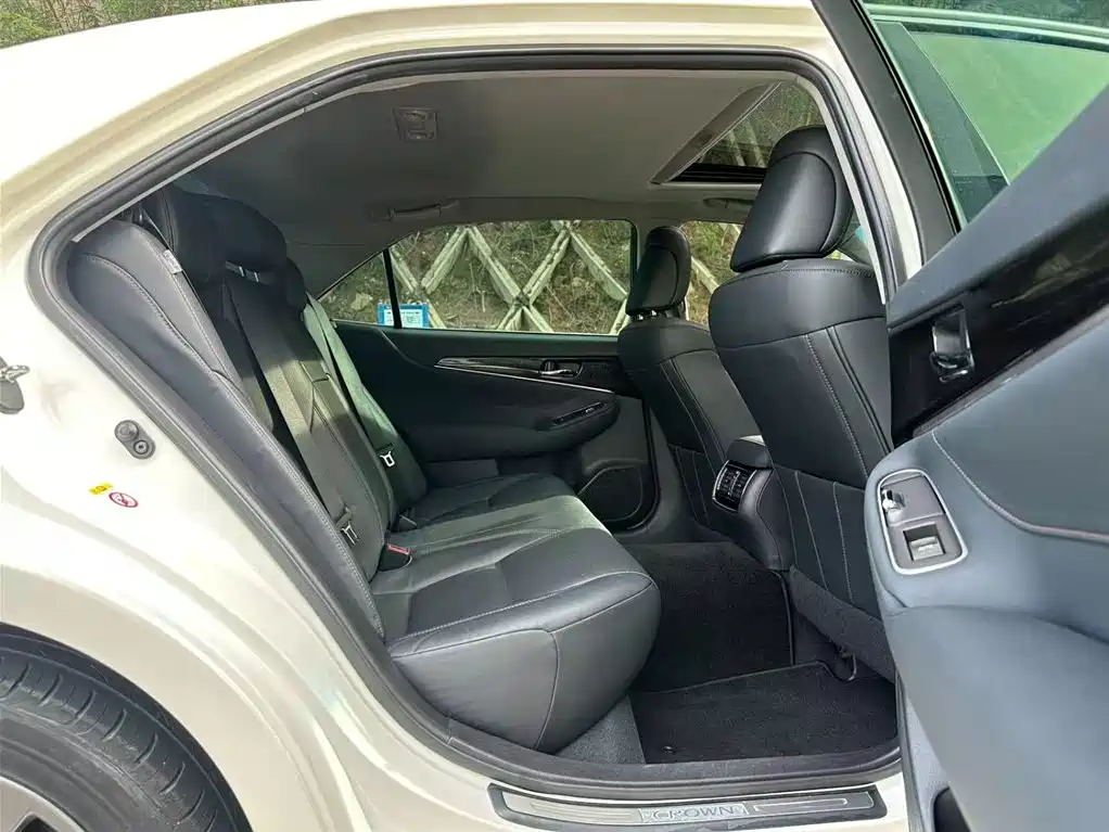 Toyota Crown 2017 — фото 13