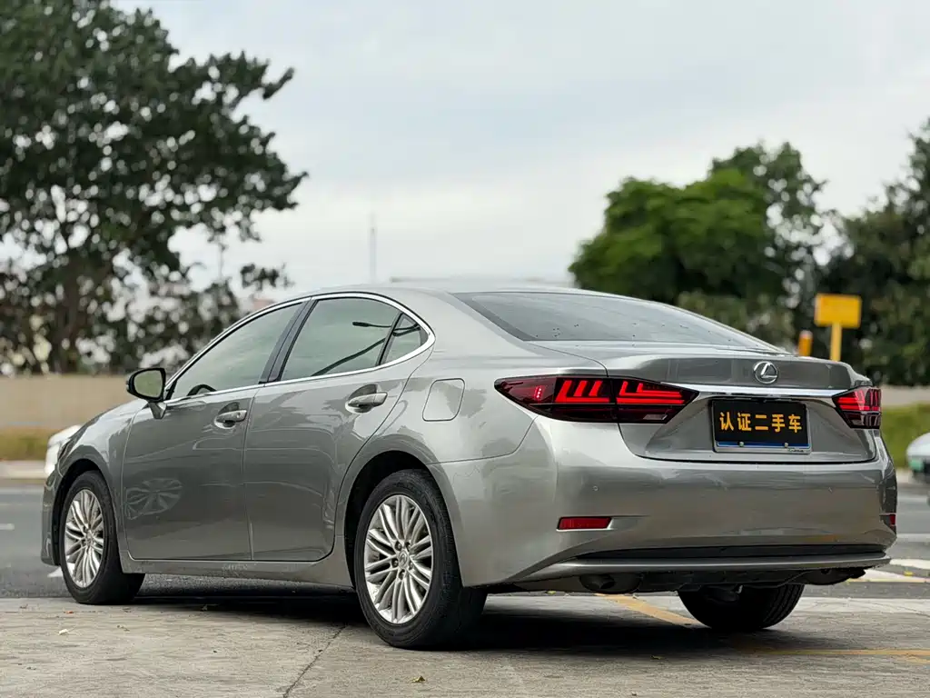 Lexus ES 2016 — фото 14