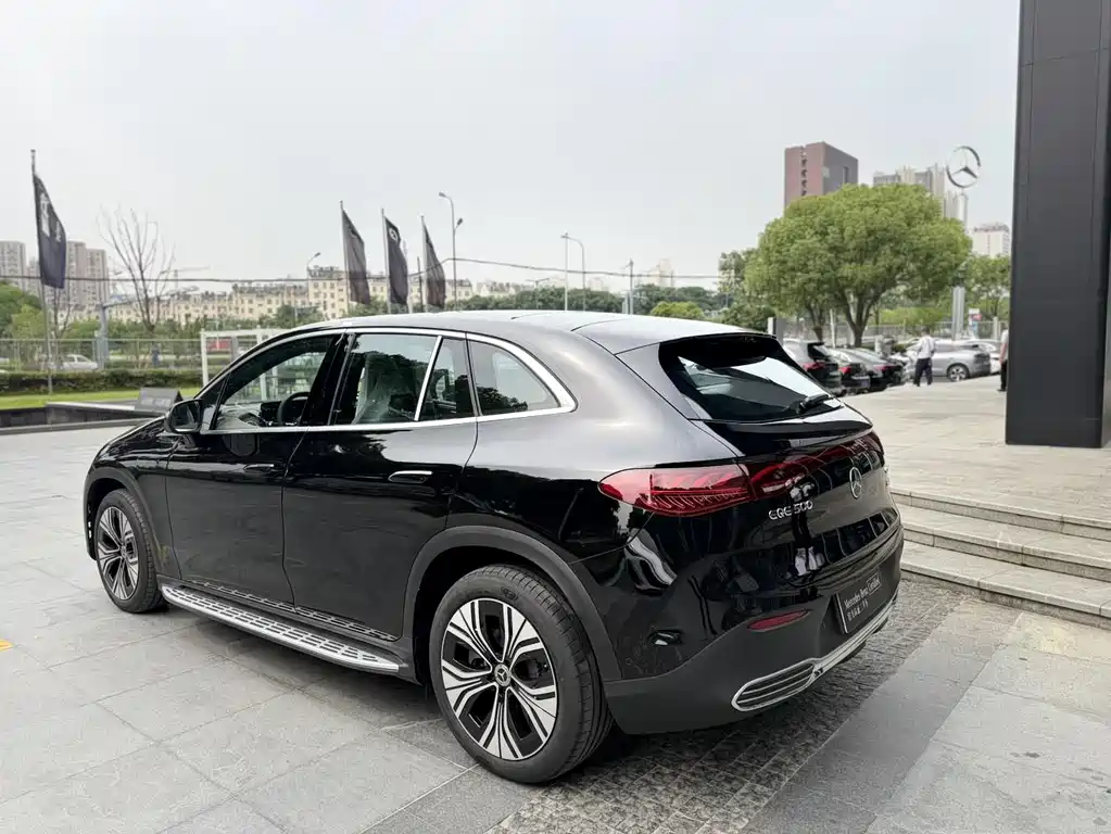 Mercedes-Benz EQE SUV 2025