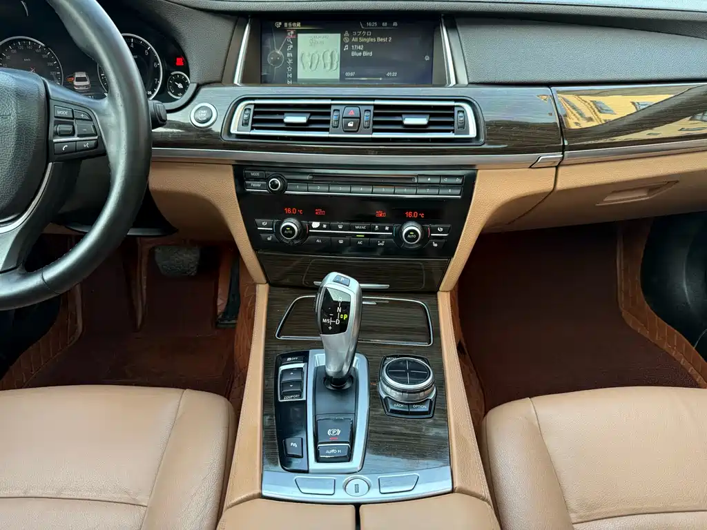 BMW 7 Series 2013 — фото 15