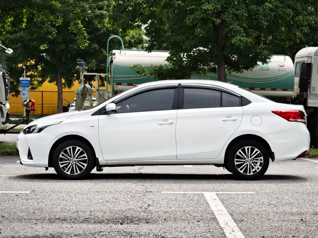 Toyota Yaris L 2019 — фото 7