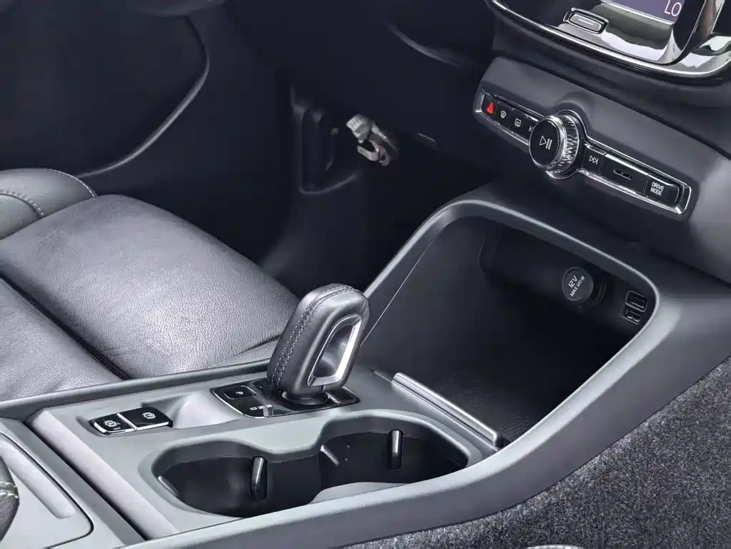 Volvo XC40 2018 — фото 21