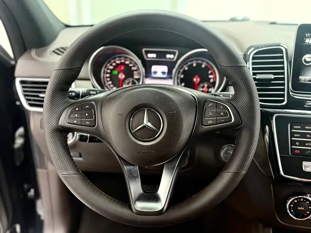 Mercedes-Benz GLE 2017 — фото 12