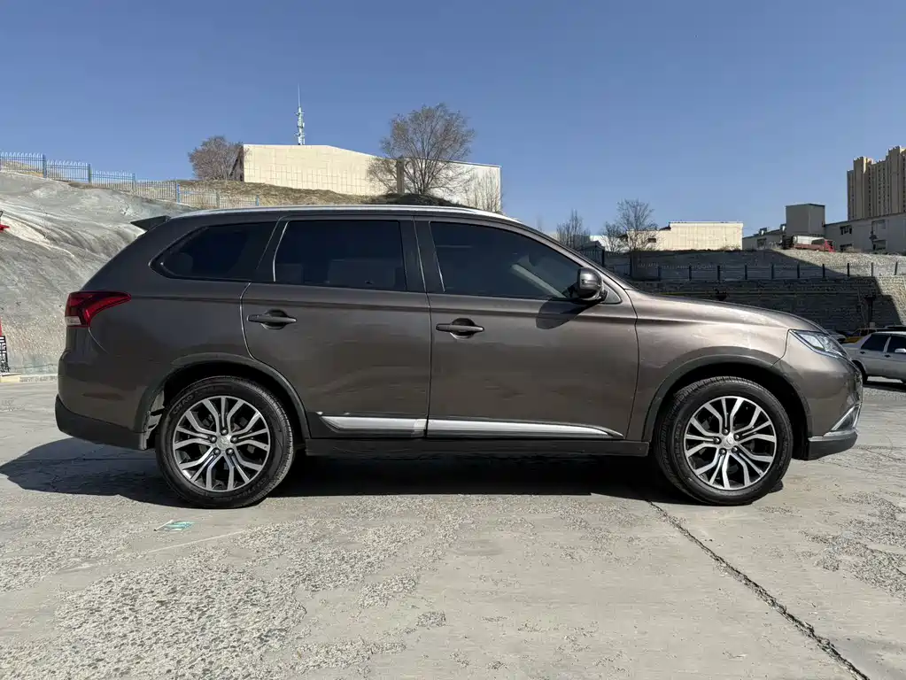 Mitsubishi Outlander 2018 — фото 12