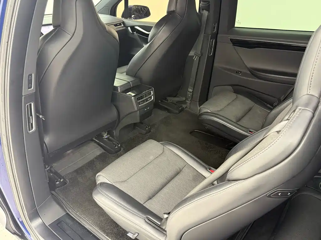 Tesla Model X 2018 — фото 11