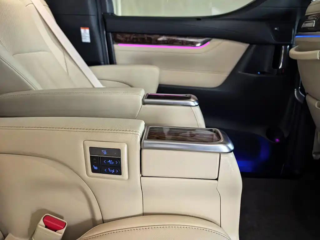 Toyota Alphard 2021 — фото 17