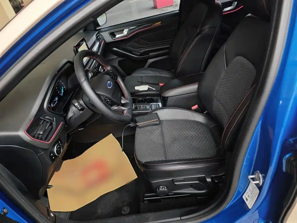 Ford Focus 2019 — фото 15