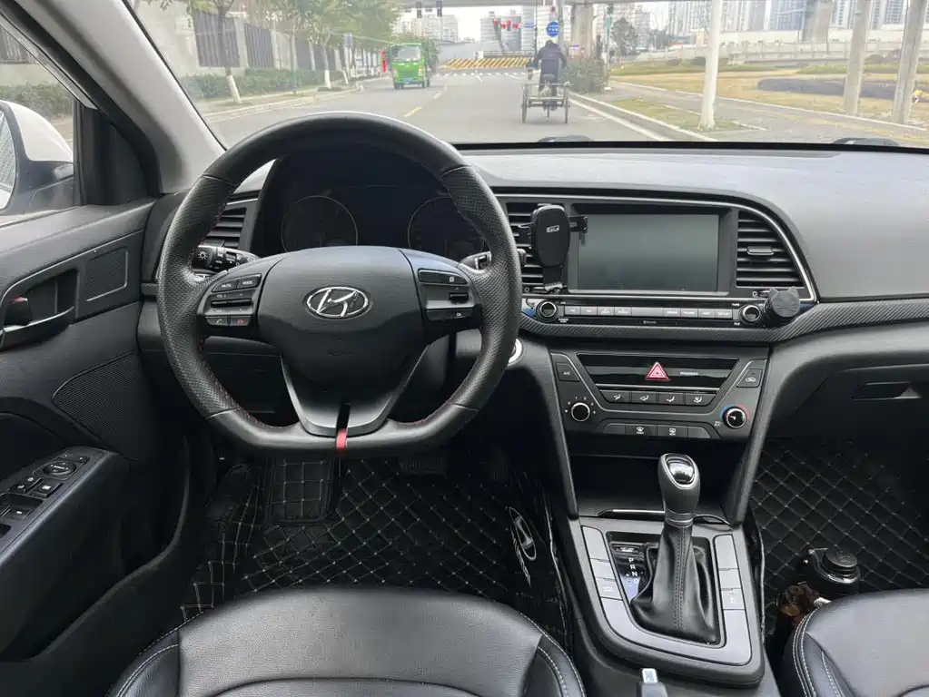 Hyundai Elantra 2019 — фото 9