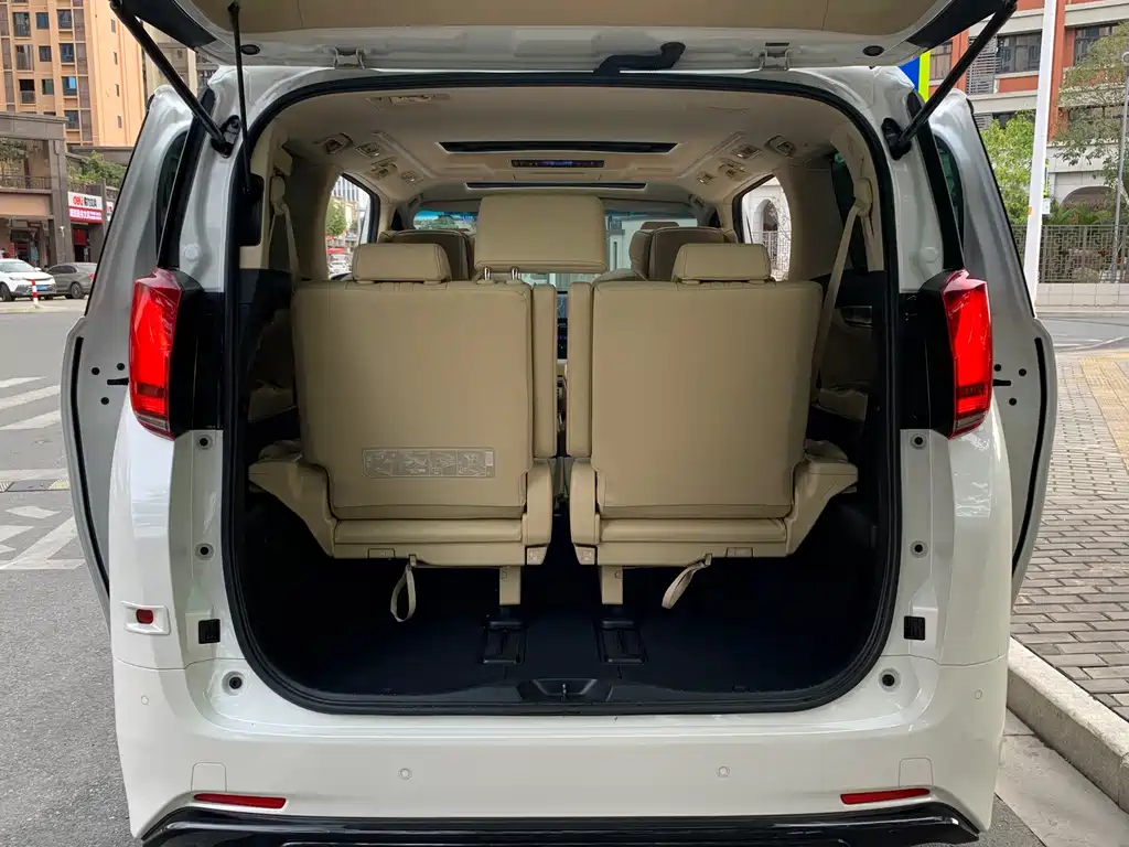 Toyota Alphard 2022 — фото 13