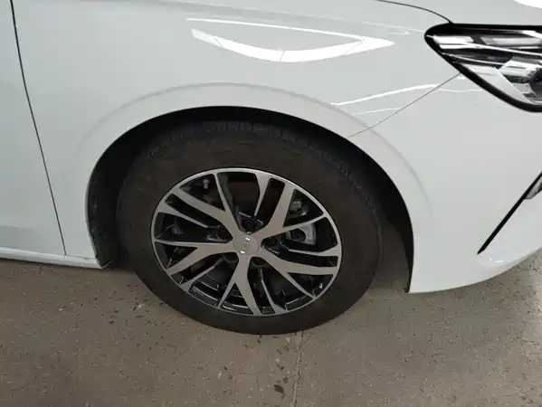 Geely Emgrand 2025