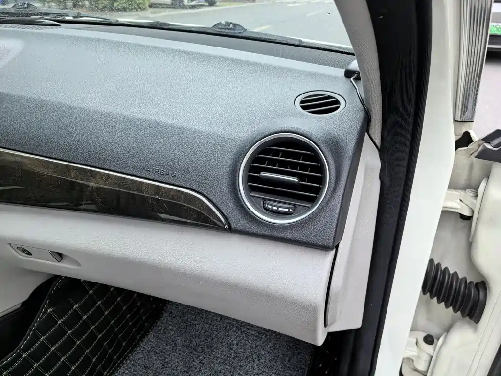 Mercedes-Benz C-Class 2011 — фото 16
