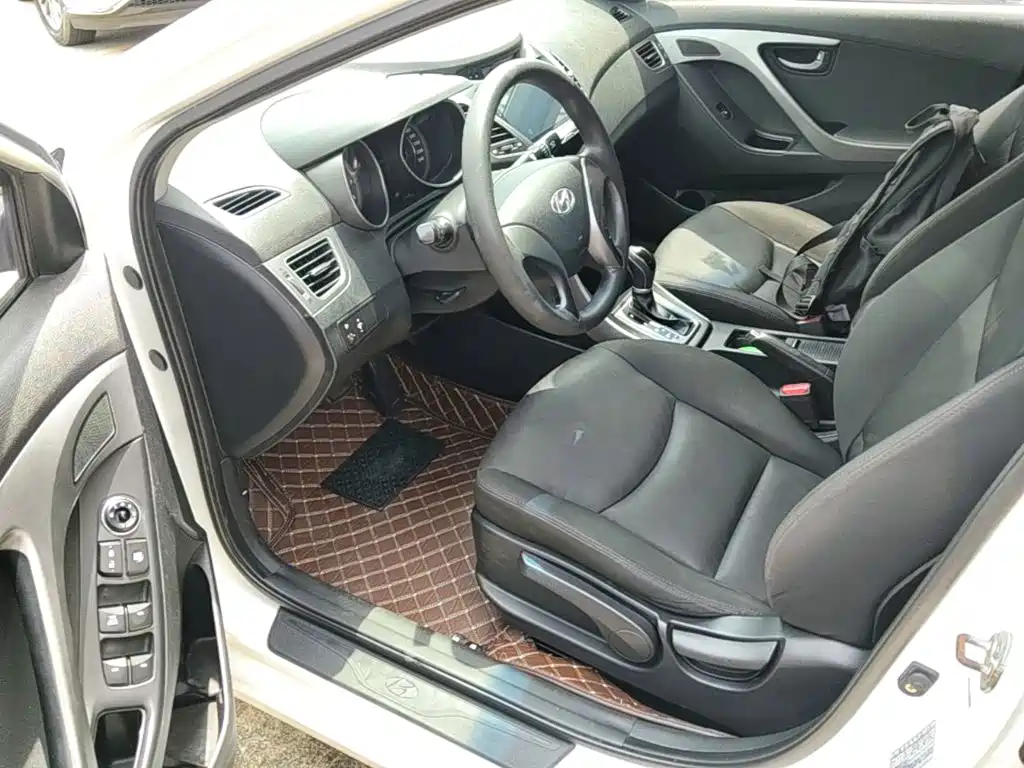 Hyundai Elantra 2017 — фото 16