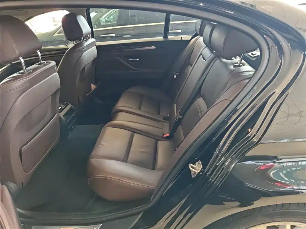 BMW 5 Series 2017 — фото 13