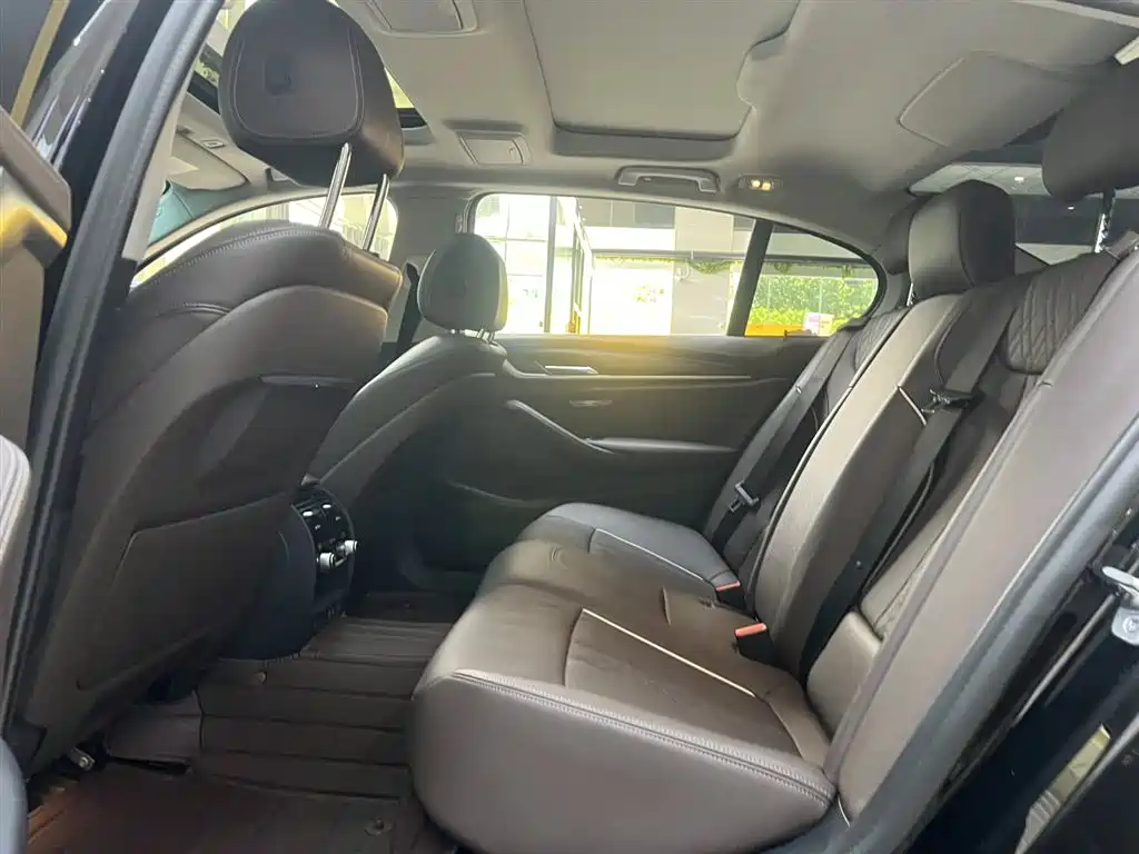 BMW 5 Series 2021 — фото 14