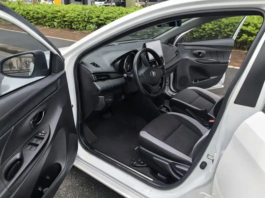 Toyota Yaris L 2020 — фото 21