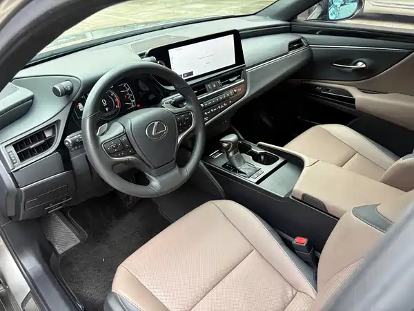 Lexus ES 2024