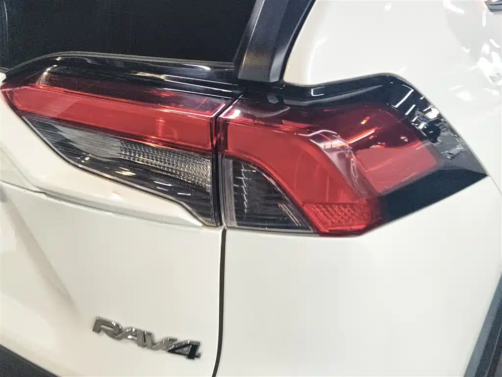 Toyota RAV4 2021 — фото 8