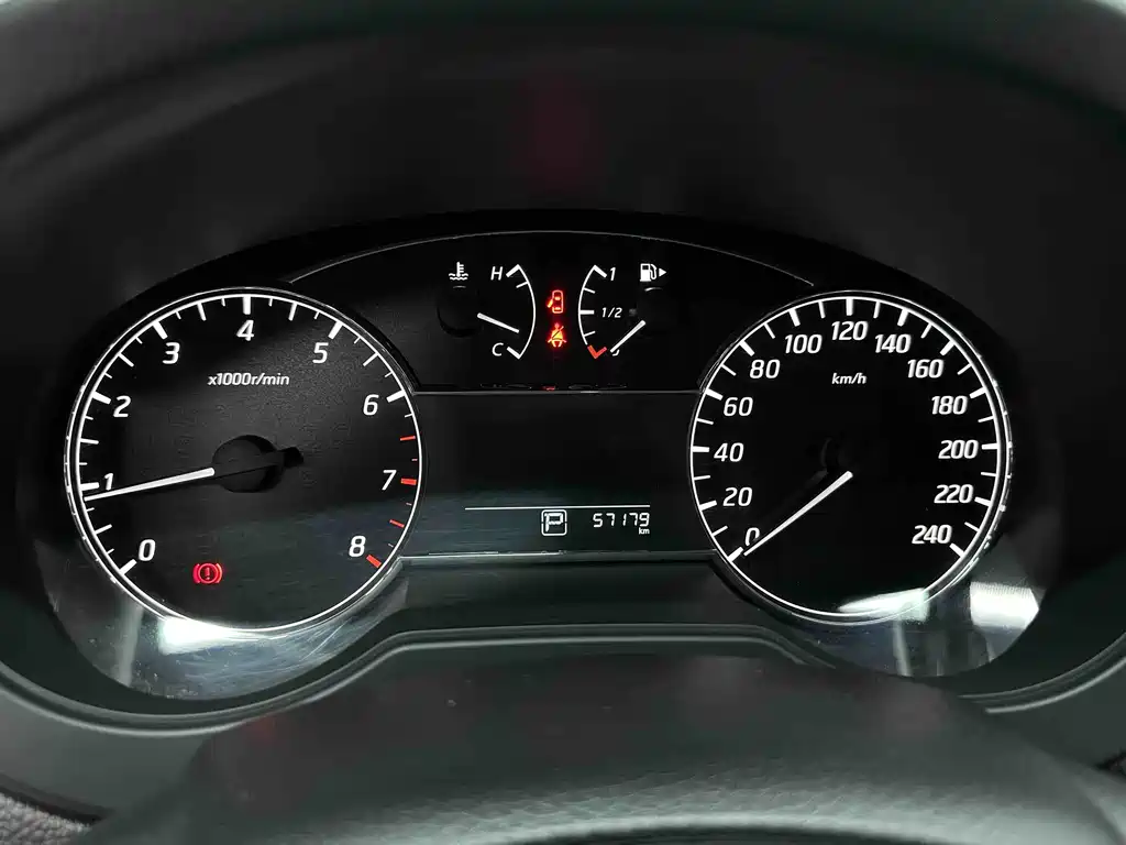 Nissan Tiida 2017 — фото 15