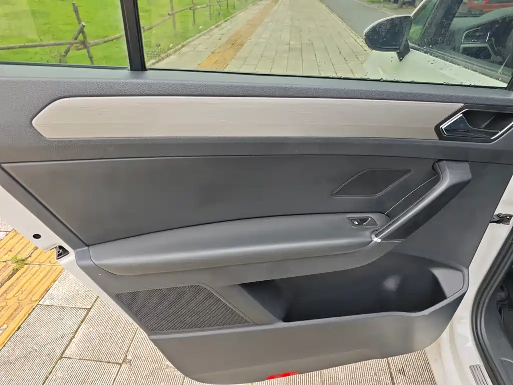 Volkswagen Touran 2017 — фото 11