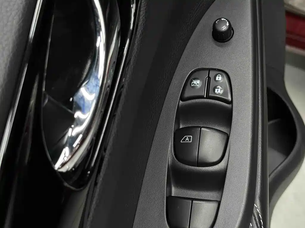 Nissan Tiida 2017 — фото 21