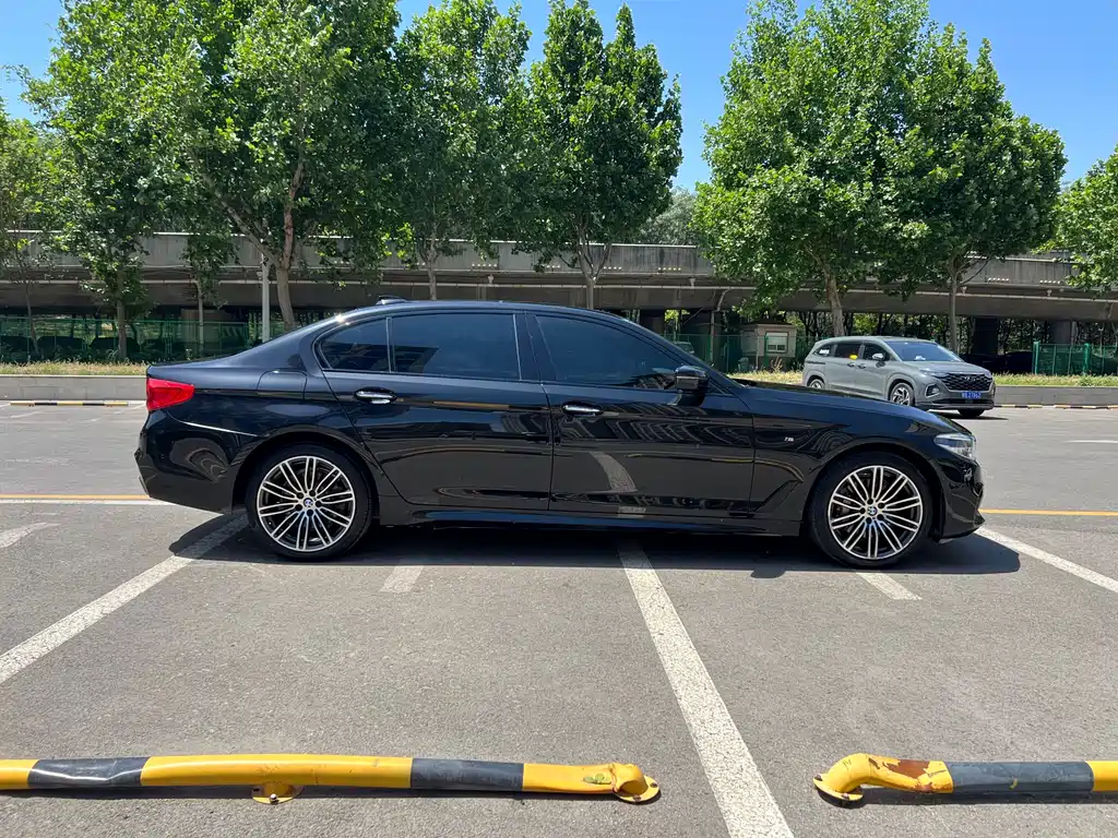 BMW 5 Series 2018 — фото 9
